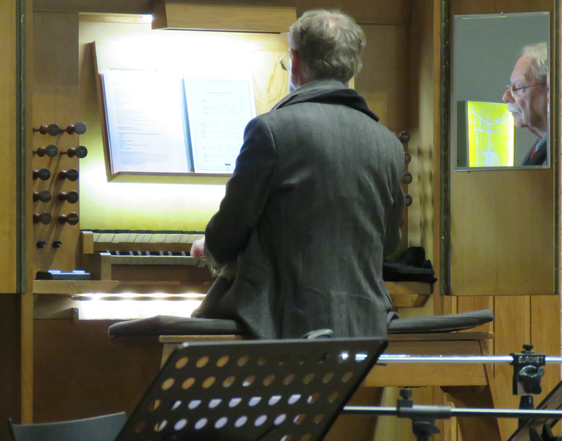 Twee vormelingen brengen samen met organist Joannes enkele Sinterklaasliedjes